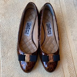 Salvatore Ferragamo vara tortoise shell shoe size 9b